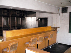  栃木小山　店舗から居住スペースへ施工前　キッチンカウンター