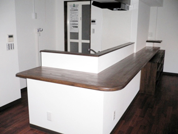 栃木小山　店舗から居住スペースへ施工後のキッチンカウンター