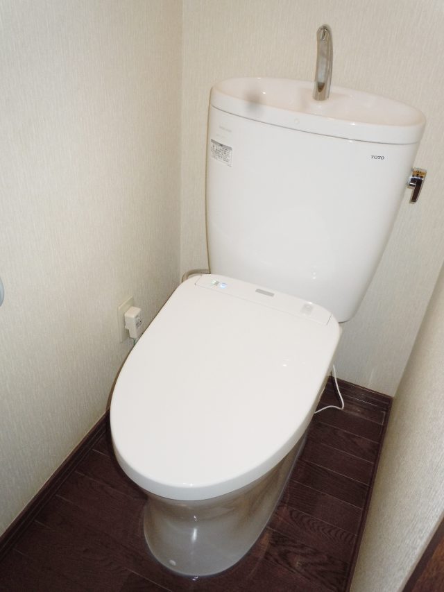 漏水対策でトイレを入れ替え！TOTOキレイ除菌水で清潔に