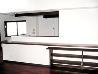 テナントをおしゃれに改装し、遊び心のある学生アパートに